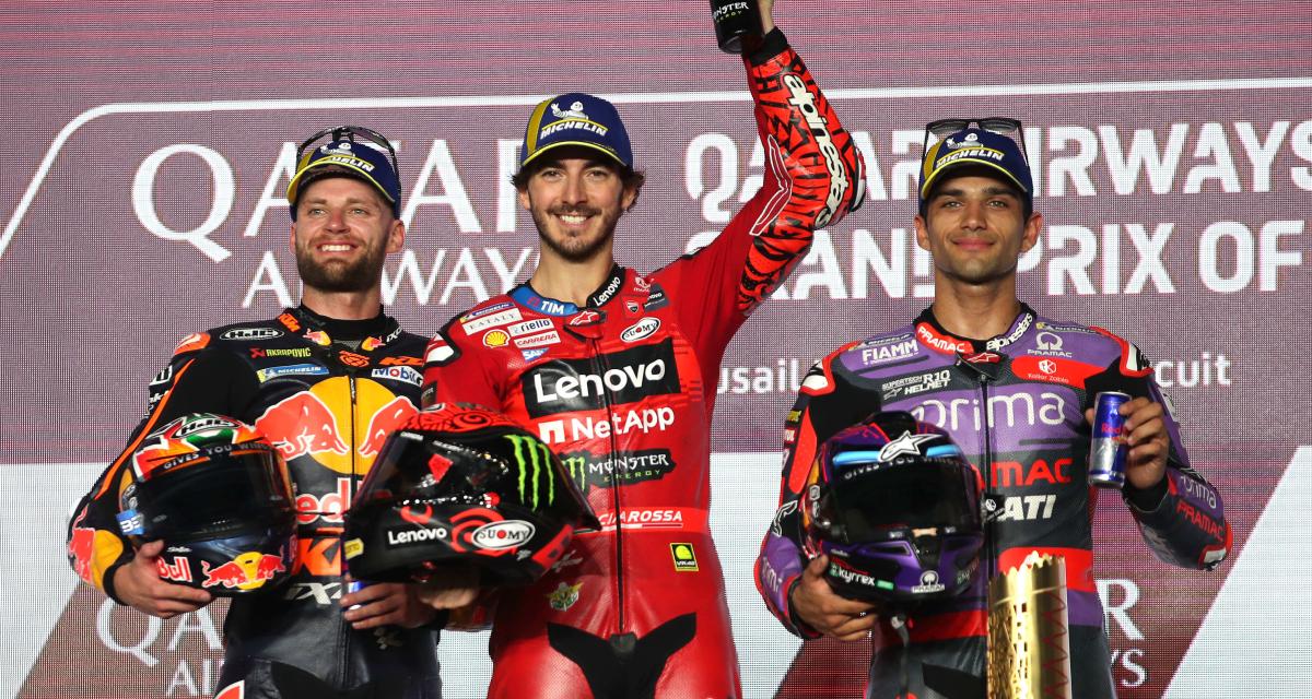 Bagnaia (au centre) mène le championnat devant Binder (à gauche) et Martin (à droite). 