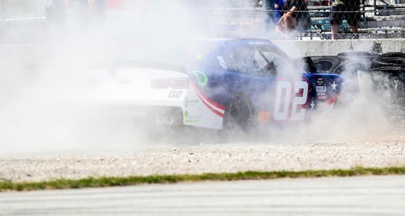  - Vidéo - Un pilote de Nascar dégoupille en jetant son pare-chocs sur son rival