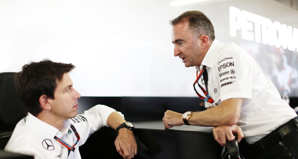 Paddy Lowe (à droite) en discussion avec Toto Wolff (à gauche), dirigeant de l'écurie Mercedes, lors de la saison 2015.