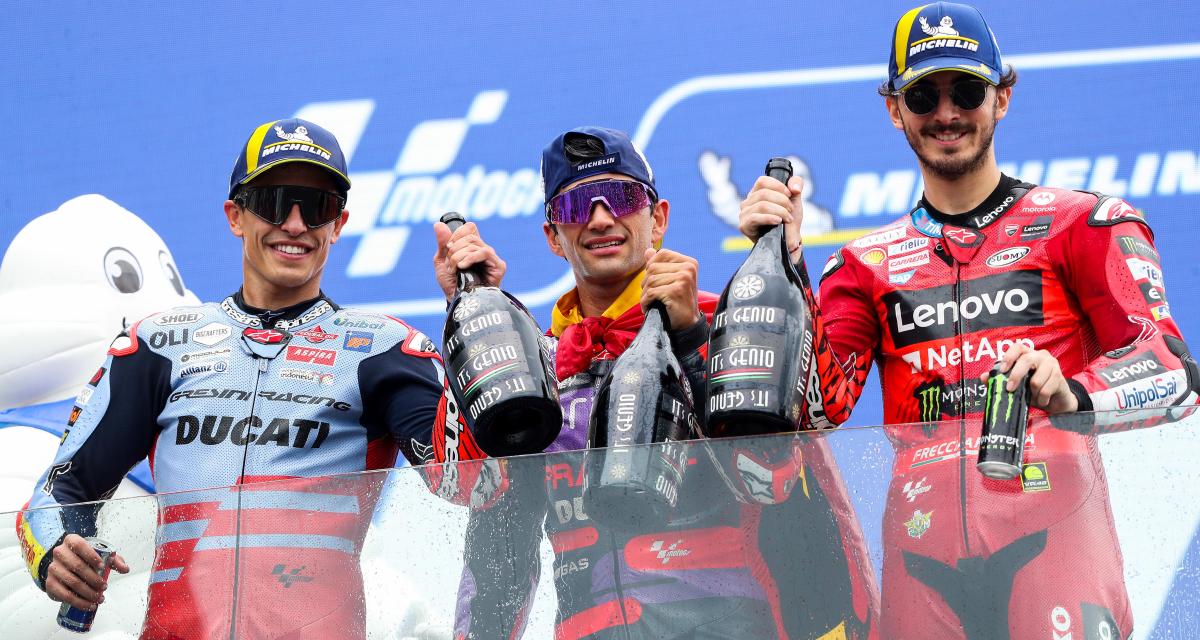 Le podium du GP de France composé de Jorge Martin 1er (au centre), Marc Marquez 2e (à gauche) et Pecco Bagnaia 3e (à droite), les trois favoris pour le titre ?