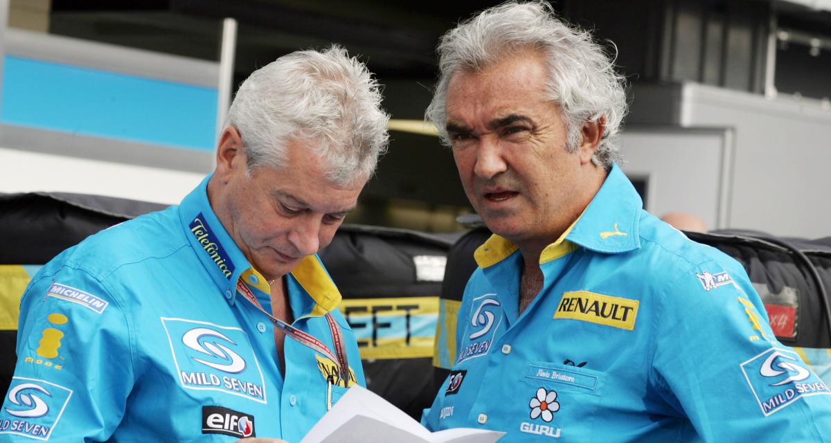 Pat Symonds (à gauche) directeur technique de Renault à l'époque, aux côtés de Flavio Briatore (à droite), directeur de l'écurie française de 2000 à 2009