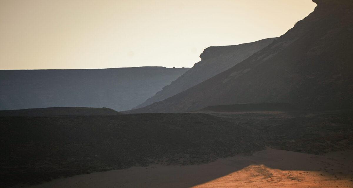 Dakar : l'accident impressionnant d'un motard, éjecté dans les airs et qui se brise la cheville, l'abandon est terrible