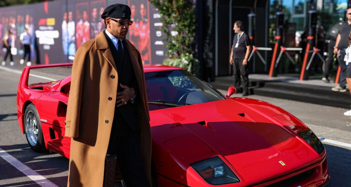 Monza : l'arrivée triomphante de Lewis Hamilton, qui reproduit une photo iconique avec Ferrari
