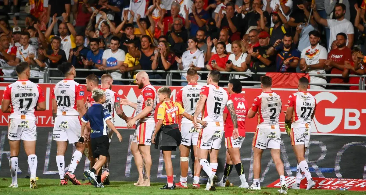 Rugby à XIII : un taureau entre sur la pelouse lors d’un match des Dragons Catalans ! (vidéo)