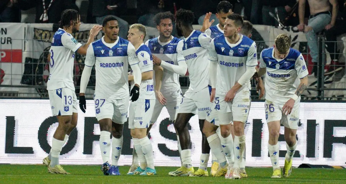 Ligue 2 : Auxerre repasse en tête, Laval sur le podium