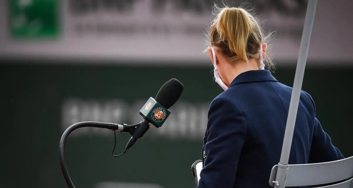 Roland-Garros : après un joueur dégommé par un ramasseur de balle, un arbitre donne un coup de boule à une joueuse (VIDEO)