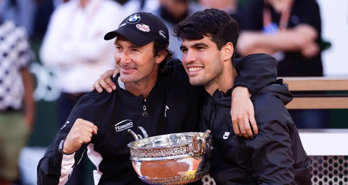 Juan Carlos Ferrero et Carlos Alcaraz après la victoire de l'espagnol à Roland-Garros