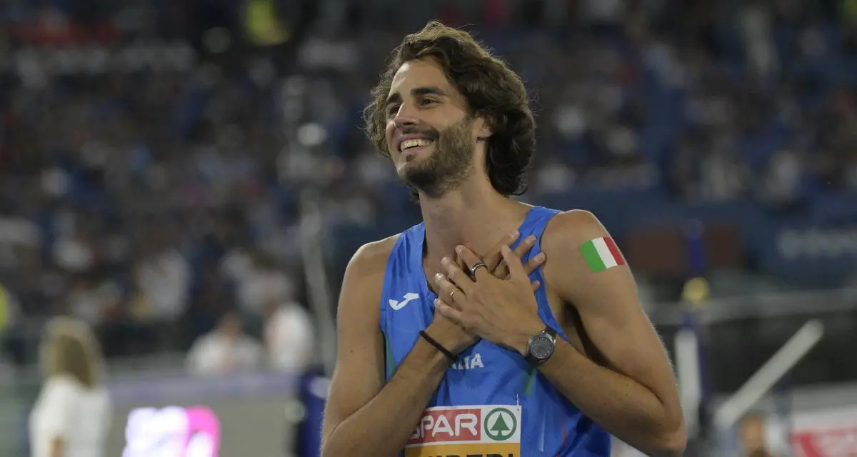 Athlétisme : le crack italien Gianmarco Tamberi fait une blague folle en simulant une blessure (VIDEO)