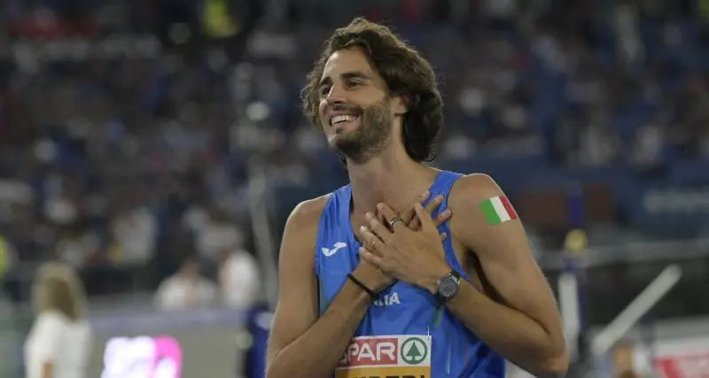 - Athlétisme : le crack italien Gianmarco Tamberi fait une blague folle en simulant une blessure (VIDEO)