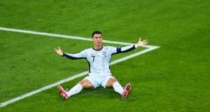 Portugal : moment dingue, Cristiano Ronaldo se fait sauter dessus par un fan en plein match !