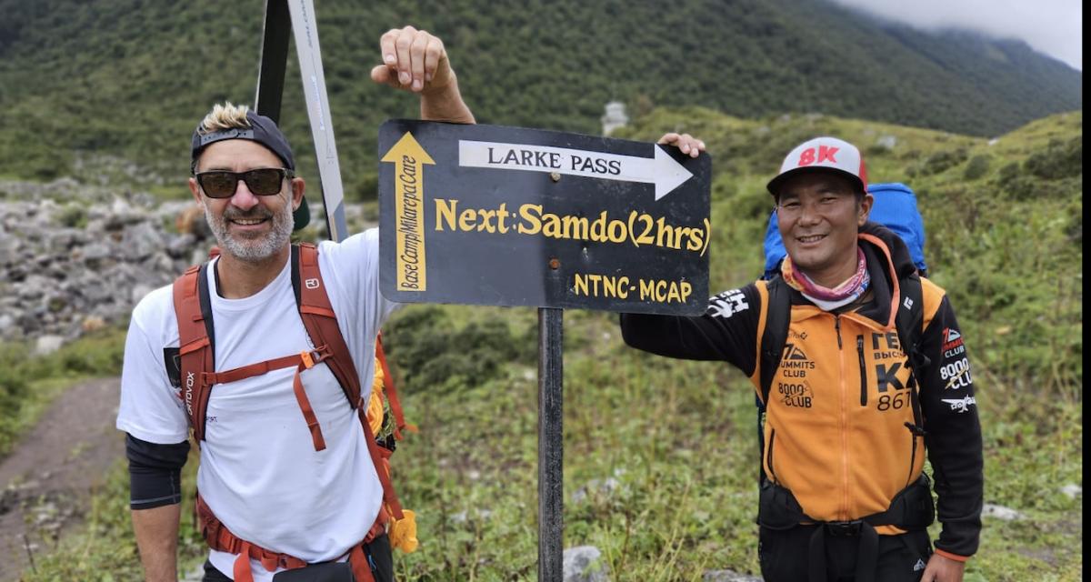 Laurent Niol et son Sherpa Pemba sur le chemin de Sama Gau