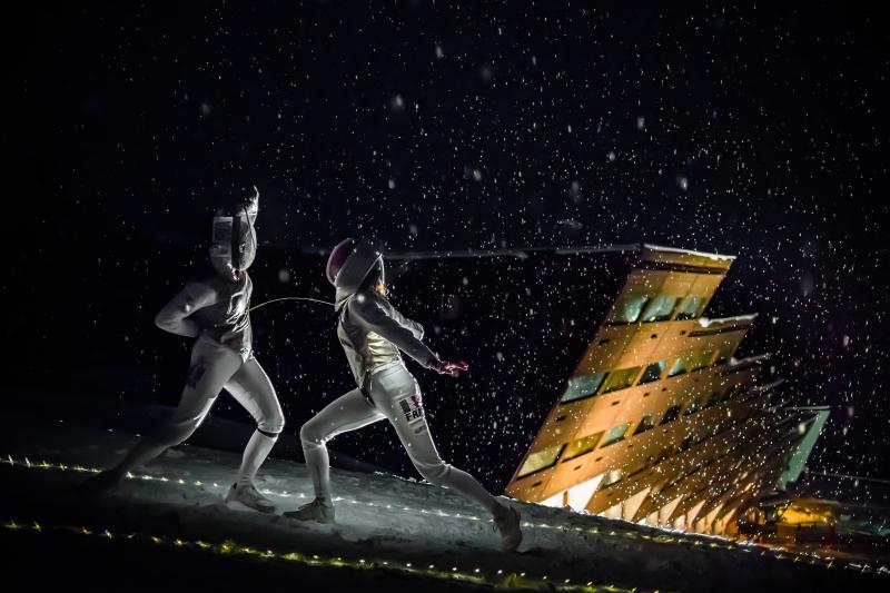 Spectaculaires images d'un combat d'escrime dans la tempête - Combattre le froid