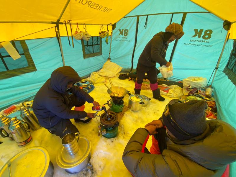 Nos aventuriers s'acclimatent et atteignent les 6300m - Une nuit à 6 300m 