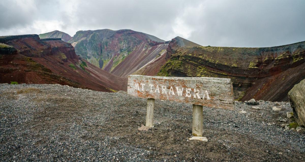 Panneau au cratère volcanique rouge du mont Tarawera, Nouvelle-Zélande