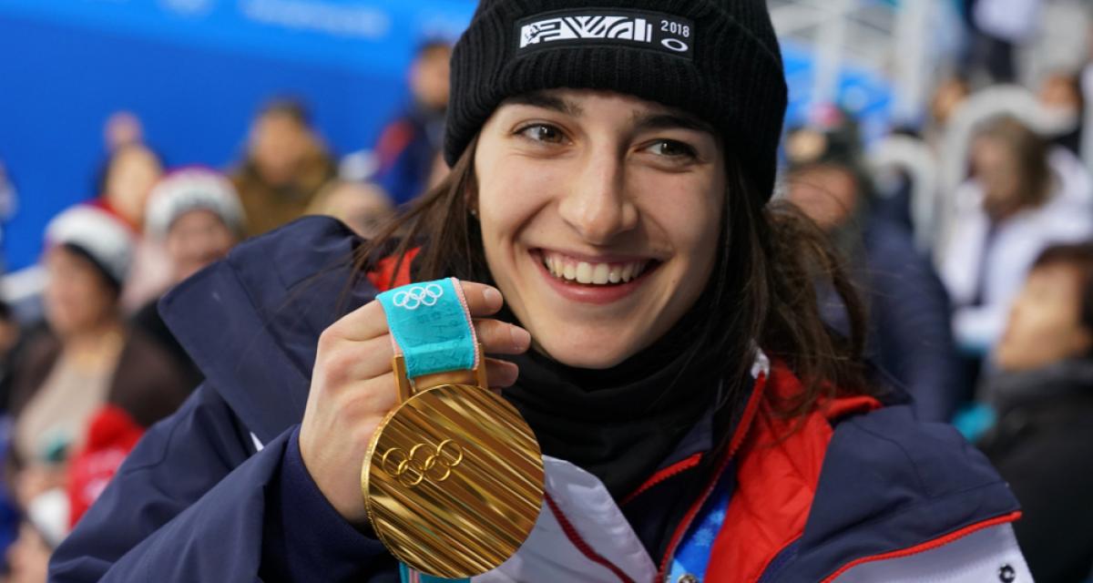 Perrine Laffont, championne olympique de skis de bosse féminines, la Française pose avec sa médaille d'or