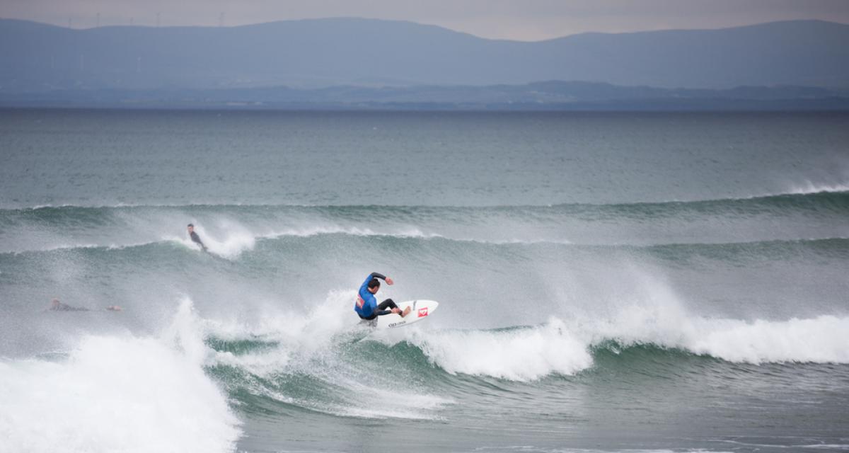 Nic Von Rupp s'attaque aux impressionnantes vagues d'Irlande