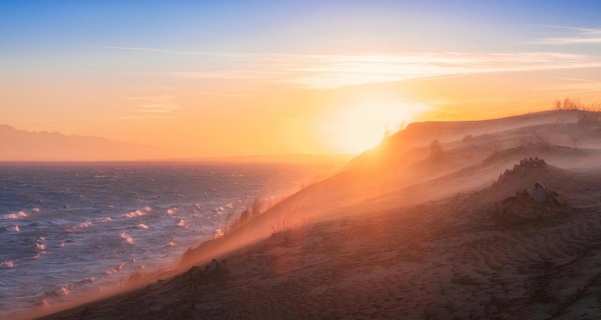 Coucher de soleil sur une dune au bord de la mer