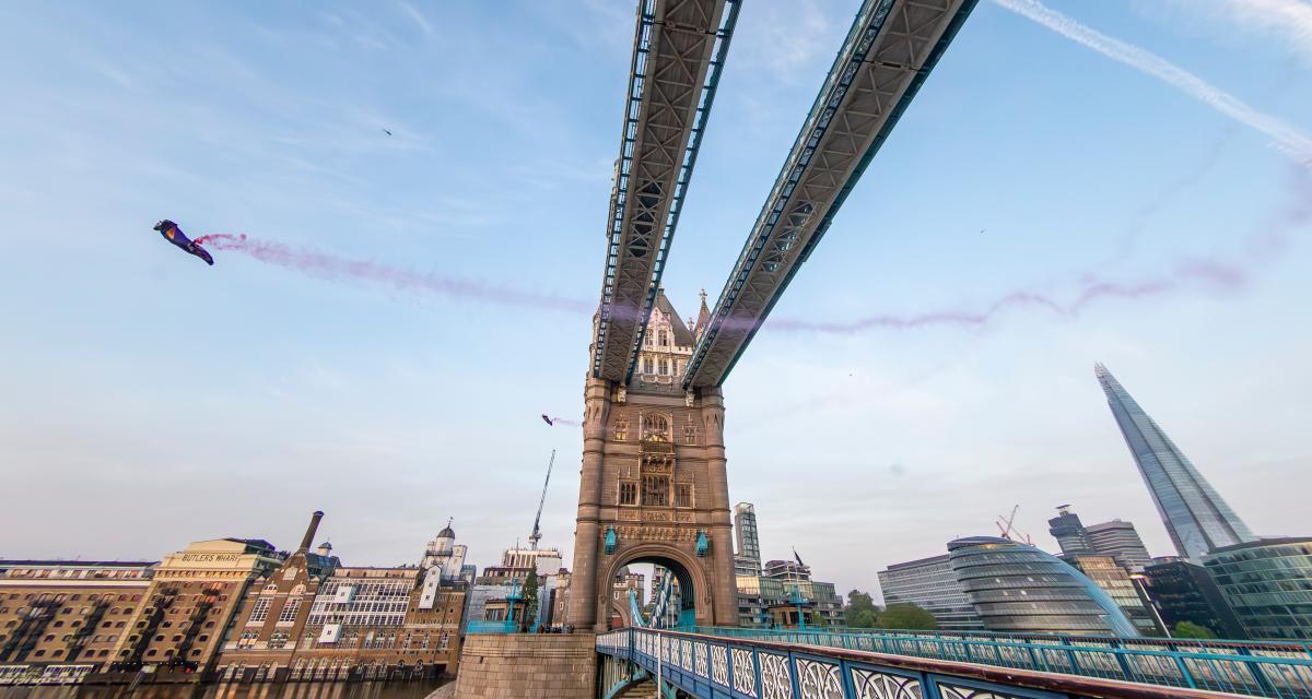 Marco Waltenspiel et Marco Fuerst traversent le Tower Bridge en wingsuit à Londres