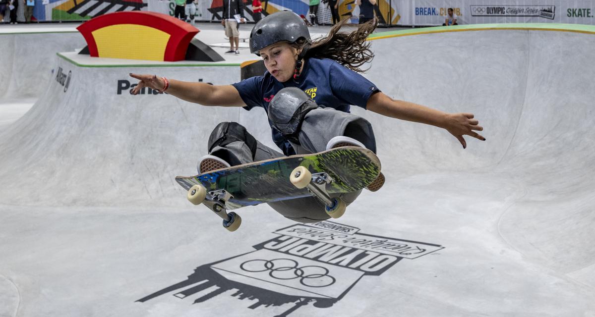 Julia Benedetti participe aux épreuves préliminaires de skateboard féminin dans le parc urbain de Huangpu Riverside.