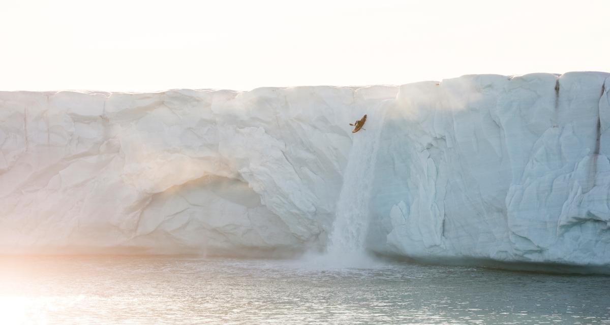 Aniol Serrasolses saute une cascade de 20 m de haut depuis la calotte glaciaire d'Austfonna jusqu'à l'océan Arctique au Svalbard