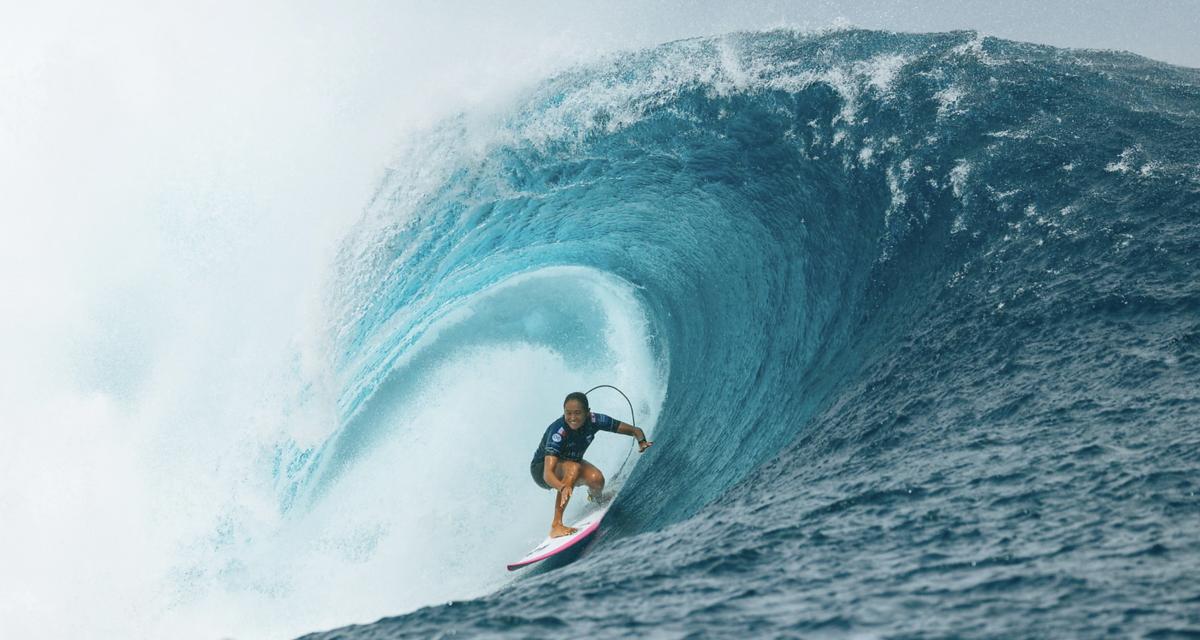 Vahine Fierro surfe une vague monstrueuse à Teahupo'o pour remporter le SHISEIDO Tahiti Pro 2024