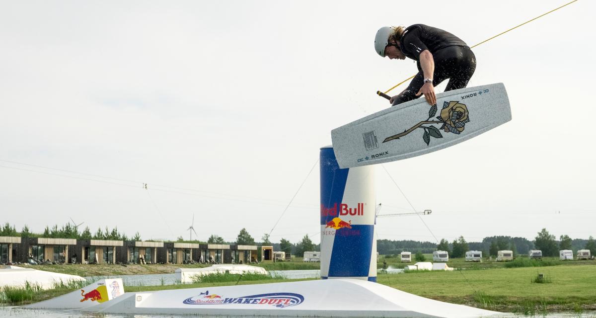 Trent Stuckey effectue un airtrick lors du Red Bull WakeDuel à Palanga, Lituanie