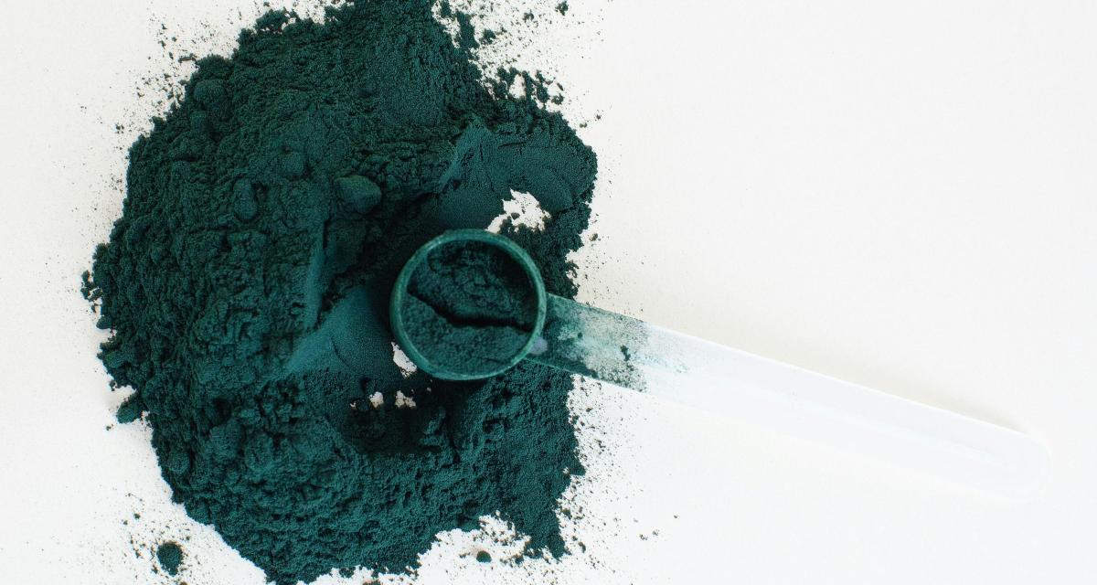 De la spiruline sur une table blanche.