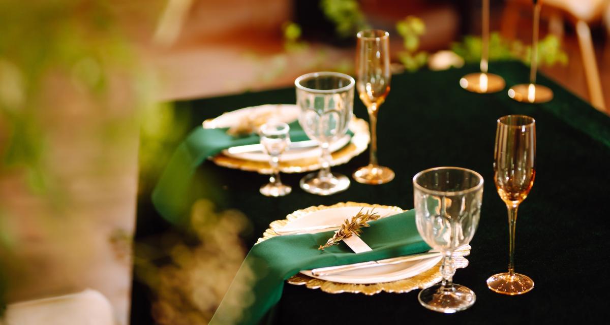 Jolie table pour un événement festif aux couleurs émeraudes