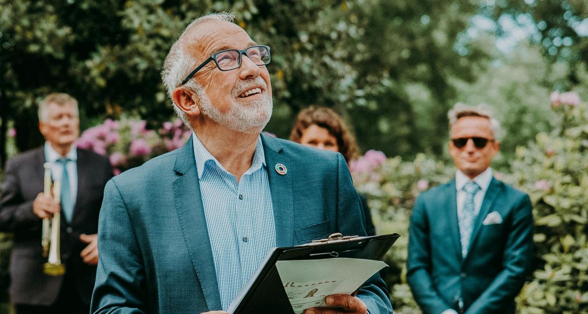 Un homme lit un texte lors d'une cérémonie.