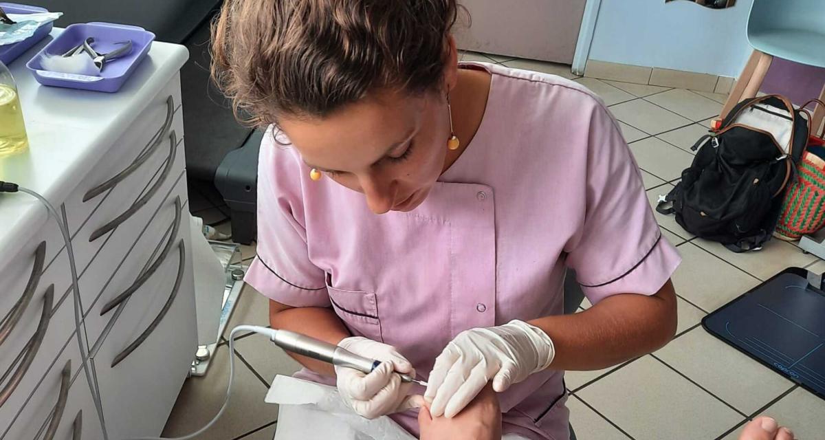 Amélie Proux, en plein soin de pédicurie