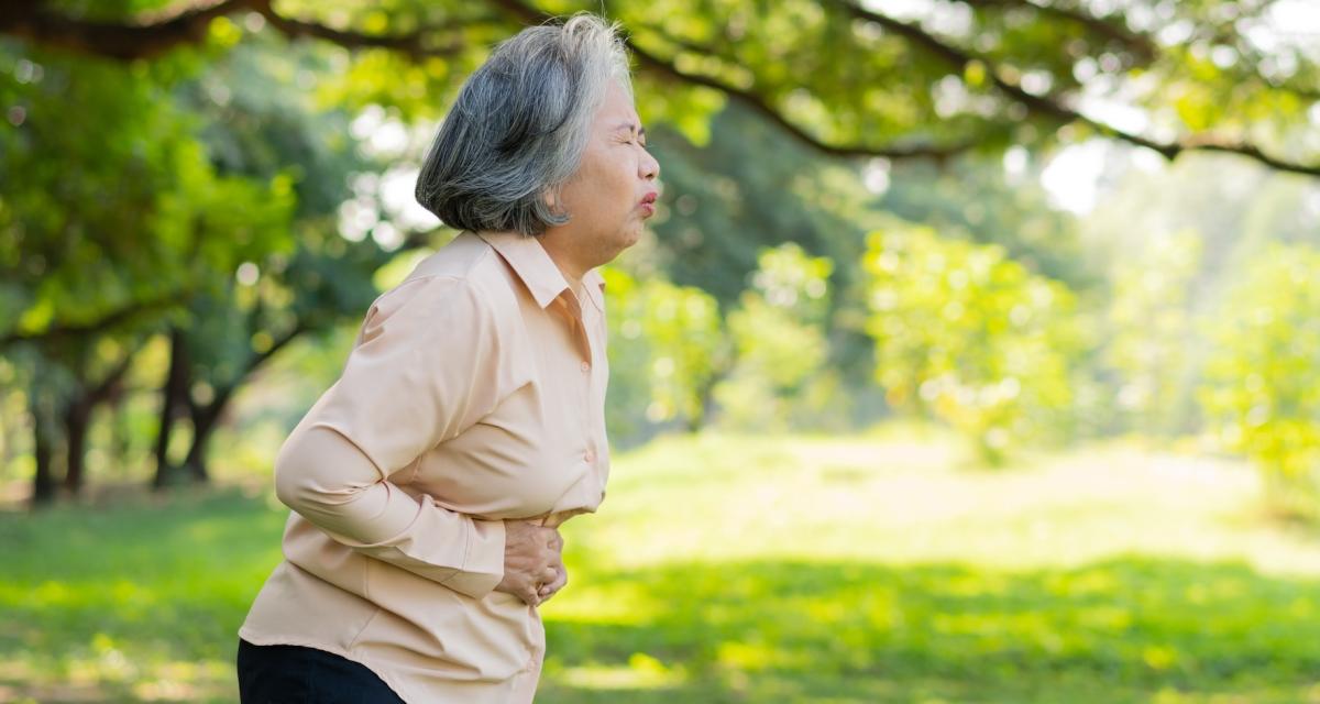 Une personne âgée souffre d'une douleur abdominale intense.