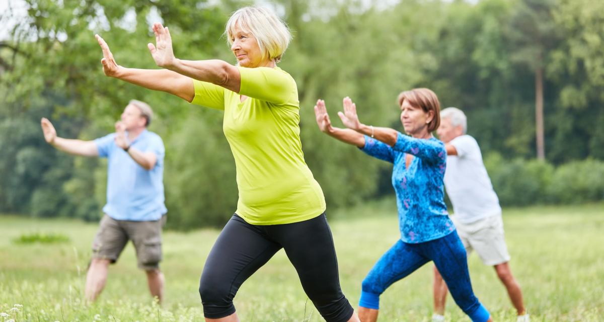 Des seniors en train de pratiquer le Qi gong.