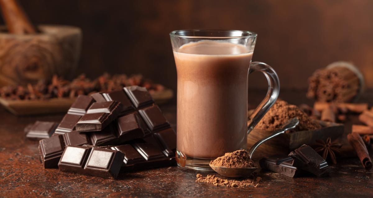 Des carrés de chocolat accompagnés d'un chocolat chaud.