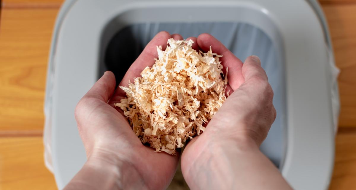 Copeaux de bois qu'on utilise dans les toilettes sèches