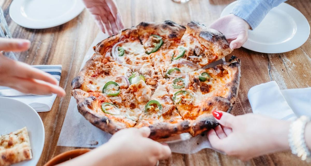 Partage d'une pizza lors d'un repas en famille.