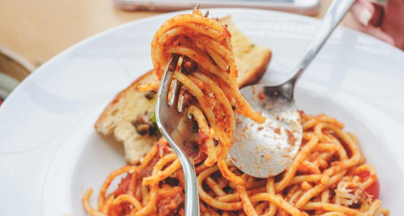 10 idées de repas pour réunir la famille autour de la table - Partage d'une pizza lors d'un repas en famille.