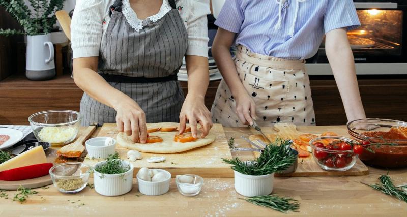 10 idées de repas pour réunir la famille autour de la table - Partage d'une pizza lors d'un repas en famille.