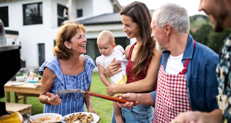 10 idées de repas pour réunir la famille autour de la table - Partage d'une pizza lors d'un repas en famille.