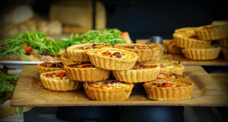 10 idées de repas pour réunir la famille autour de la table - Partage d'une pizza lors d'un repas en famille.