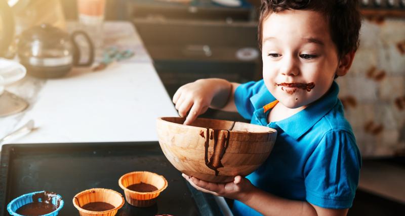 10 idées de repas pour réunir la famille autour de la table - Partage d'une pizza lors d'un repas en famille.