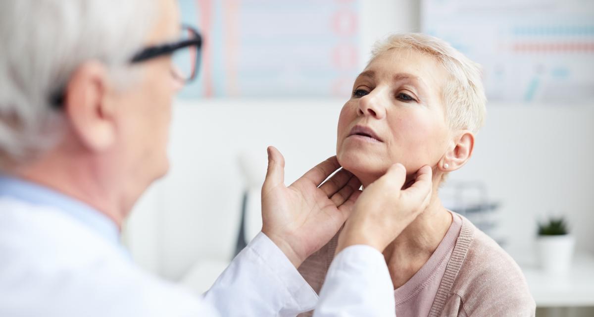 Un médecin examine les ganglions d'une patiente.