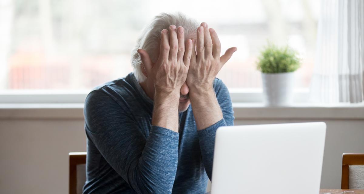 Une personne âgée se concentre pour essayer de souvenir d'une information récente.