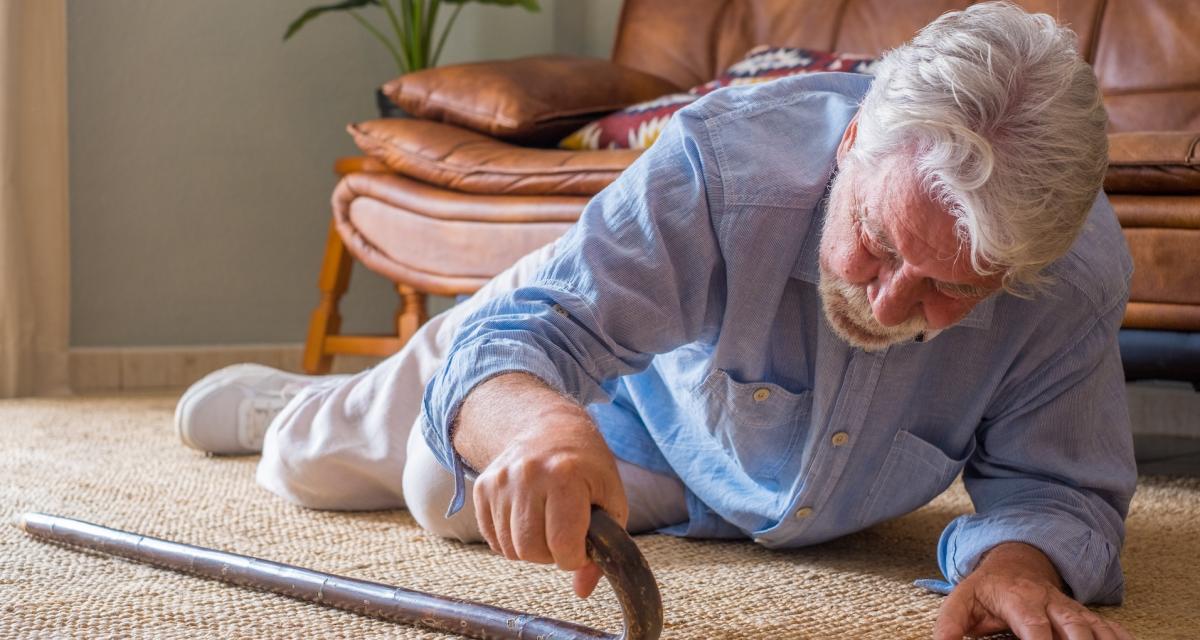 Un homme âgé a fait une chute et semble avoir du mal à se relever.