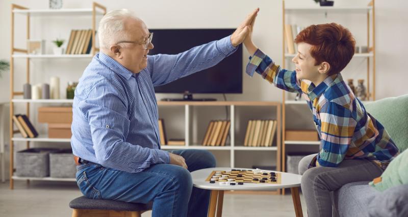 Jeu de société pour la famille : 10 classiques à faire découvrir à vos petits-enfants