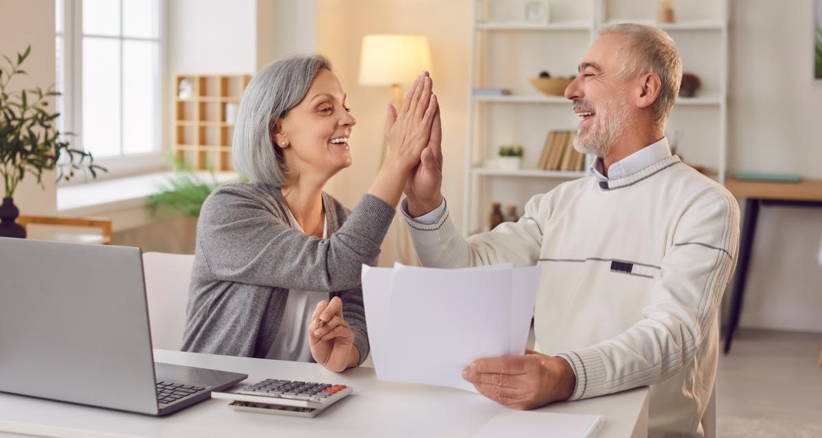 Un couple de seniors heureux de la rapidité à résilier leur mutuelle en ligne.