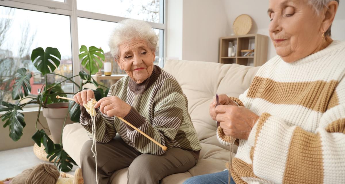 Deux amies à la retraite partagent une activité de tricot.