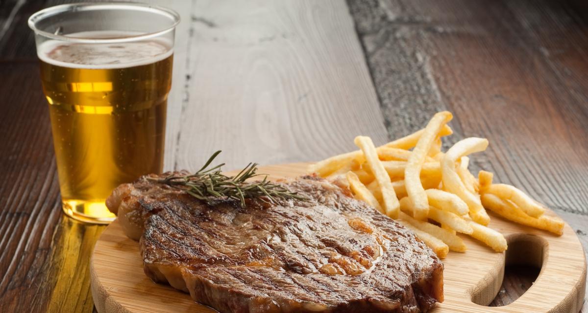 Un repas à base de viande rouge et de bière à proscrire en cas d'excès d'acide urique.