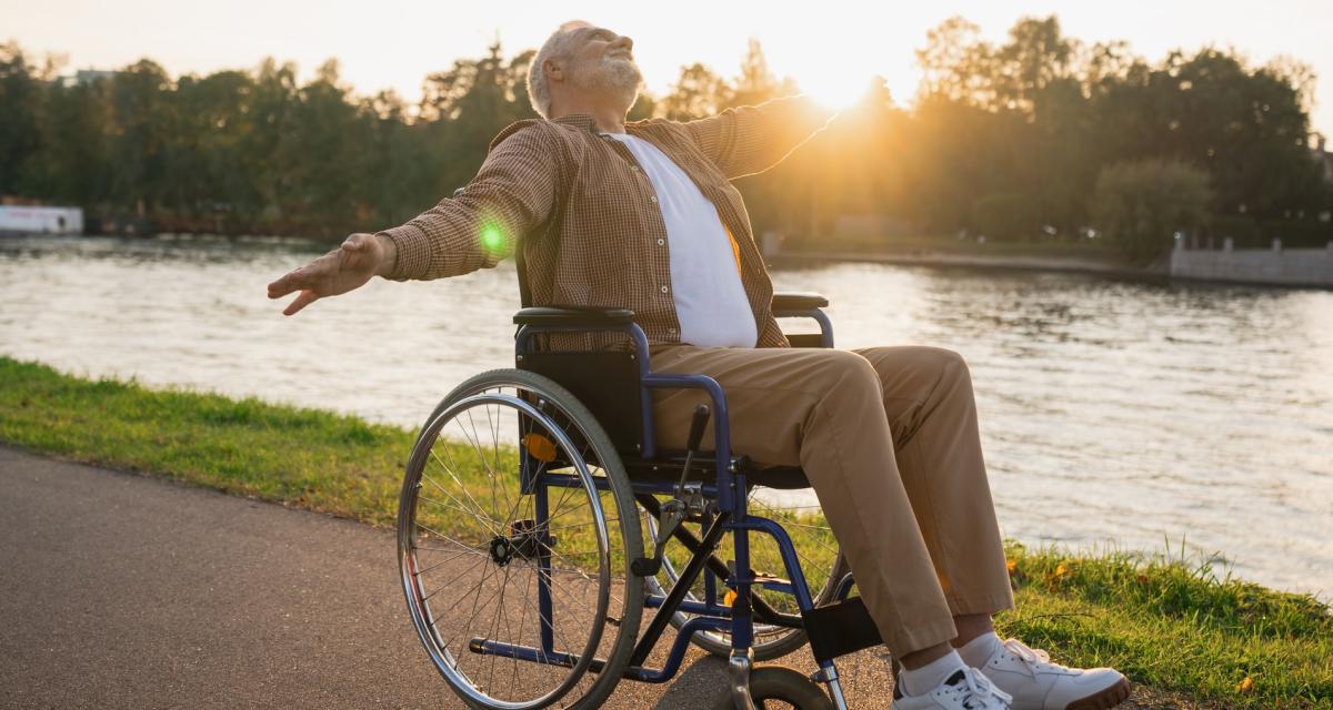 Un homme en situation de handicap semble savourer sa retraite anticipée.