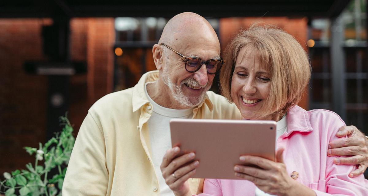 Un couple regarde une vidéo rétrospective de leurs 30 ans de mariage