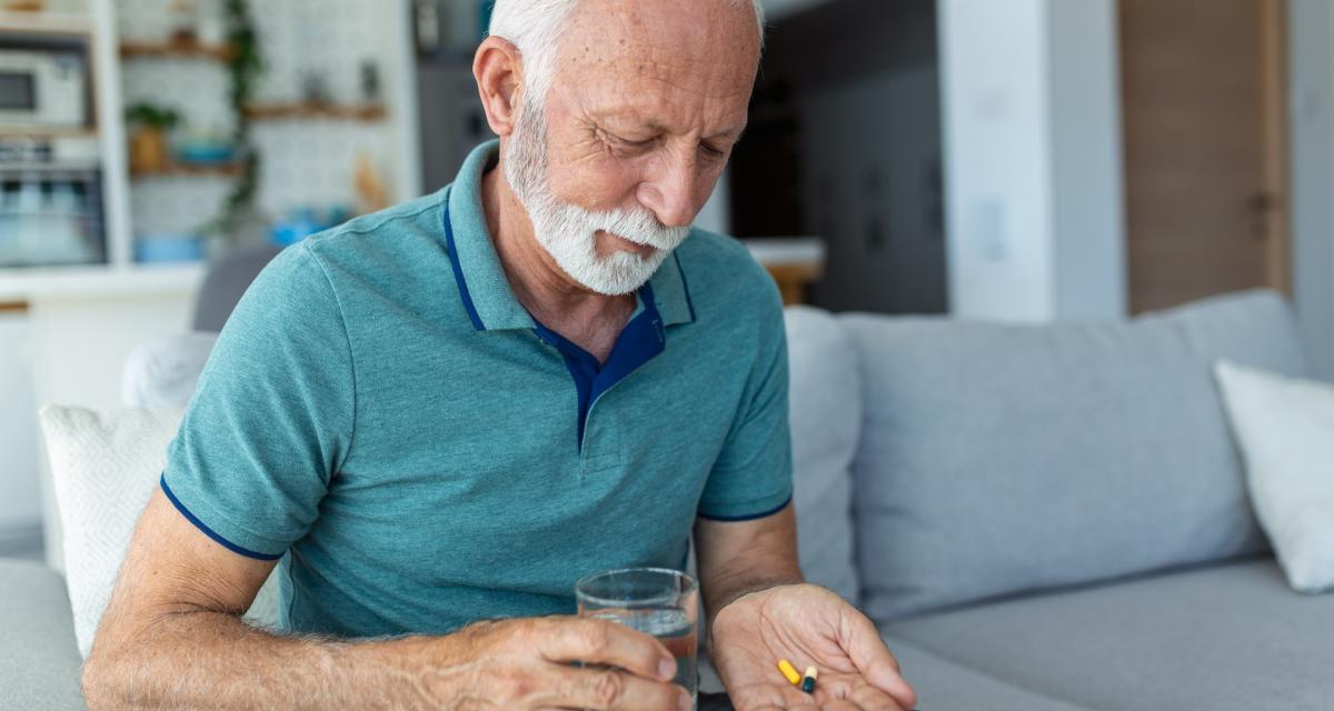 Un senior prend des médicaments pour lutter contre le syndrome de sevrage alcoolique.